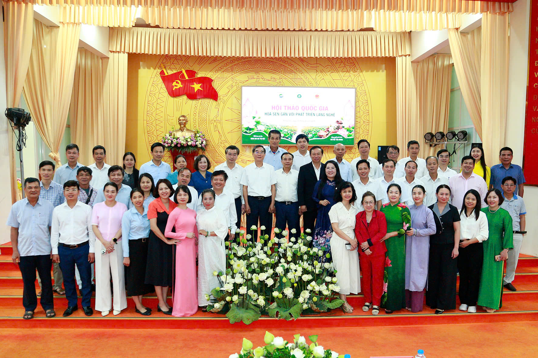Phát triển sen: Không thể chỉ trông vào nông dân và nhà khoa học