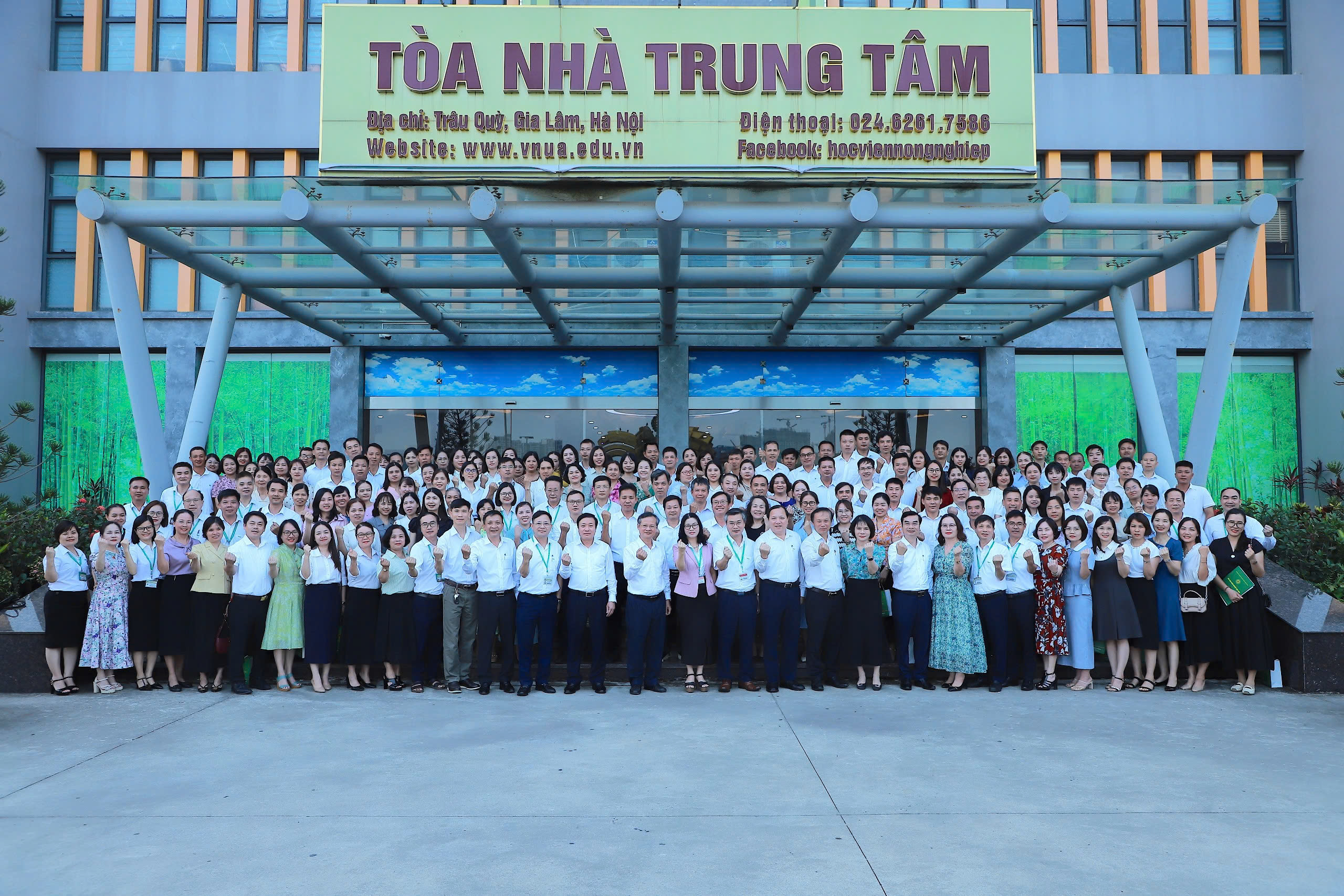 LÃNH ĐẠO HỌC VIỆN NÔNG NGHIỆP VIỆT NAM ĐẾN THĂM TRUNG TÂM NC&PT HOA, CÂY CẢNH – ĐỊNH HƯỚNG PHÁT TRIỂN  LĨNH VỰC HOA CÔNG NGHỆ CAO